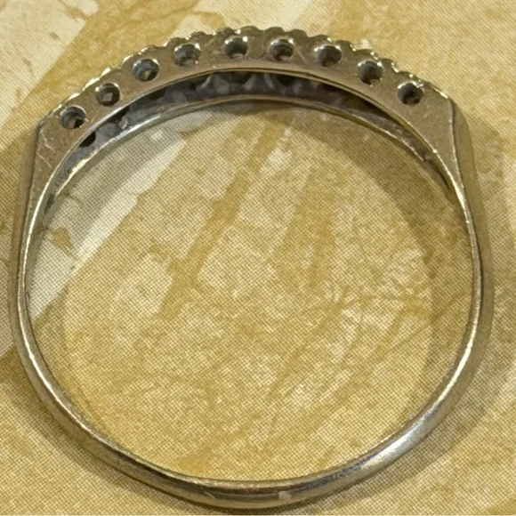 Vintage 14k white gold and diamond wedding band/ring - Picture 3 of 6